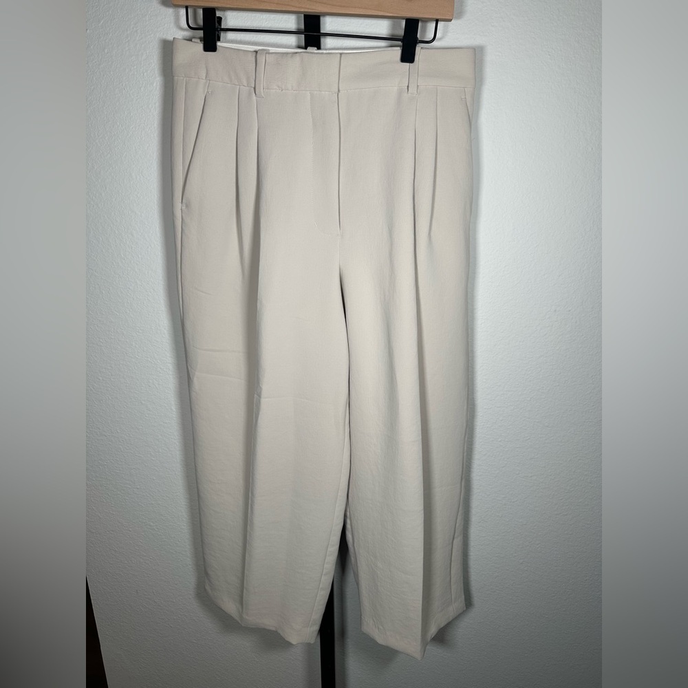 Aritzia Women's Cream Pleated Pants